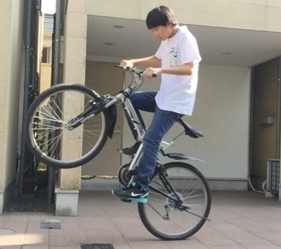 家の前でウィリー