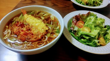 お蕎麦とサラダ