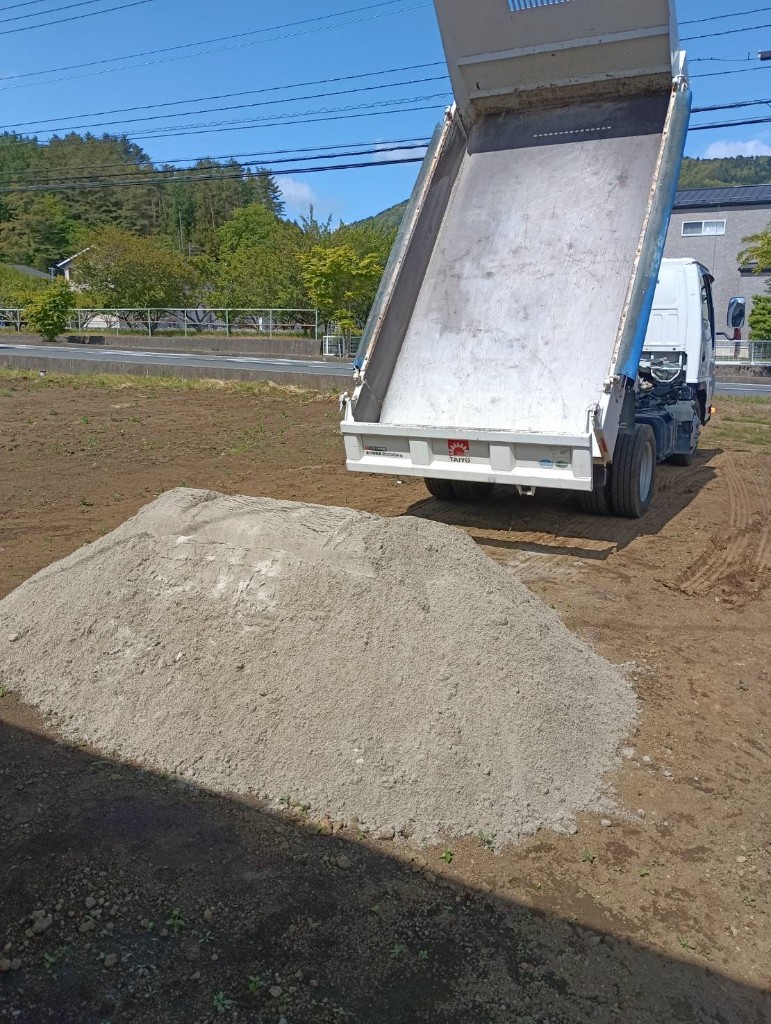 現場で2tダンプをダンプアップし、材料を荷下ろしした様子