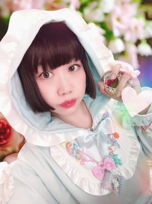 フリルパーカーワンピース+ビジューリボン付フリルシューズスタイル。2