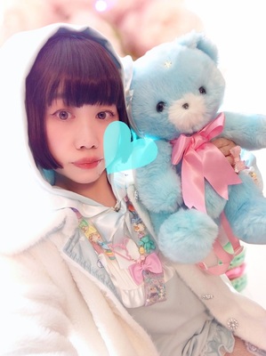 フリルパーカーワンピース+ビジューリボン付フリルシューズスタイル。3