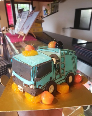 ゴミ収集車のケーキ