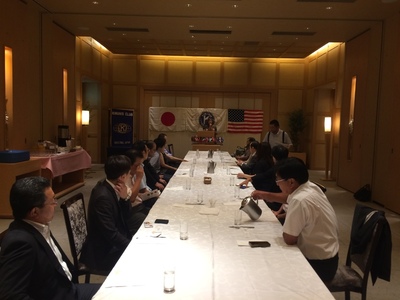 例会の様子（竹内現会長挨拶）