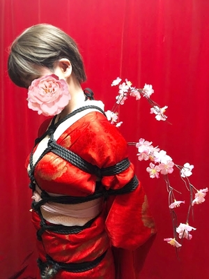 定番の留め菱に花を添えて美しく